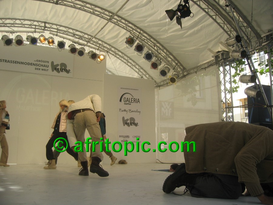 ../Images/Krefeld-Strssenmodenschau-2005 300.jpg